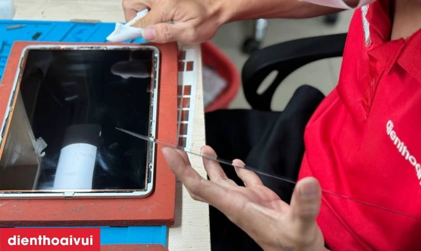Thực hiện thay k&iacute;nh cảm ứng iPad Mini 3