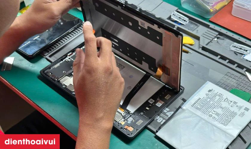 Thực hiện thay k&iacute;nh cảm ứng