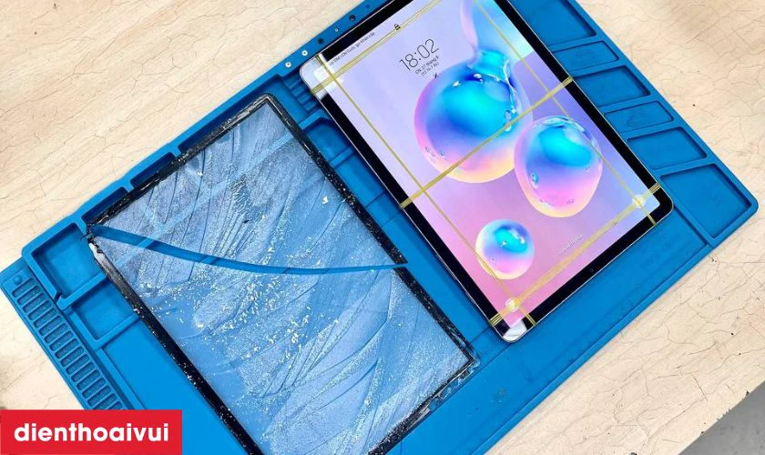 Nh&acirc;n vi&ecirc;n b&agrave;n giao m&aacute;y để kh&aacute;ch kiểm tra lại một lần nữa
