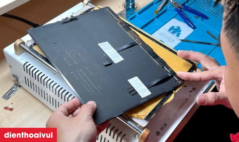 Quy tr&igrave;nh thay k&iacute;nh cảm ứng iPad Pro 10.5 ch&iacute;nh h&atilde;ng Feaglet tại Điện Thoại Vui