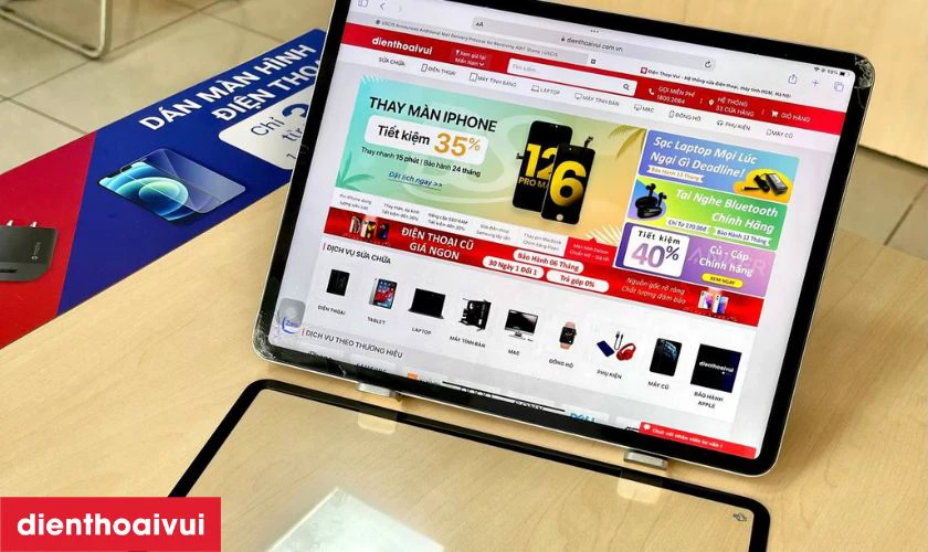 Kỹ thuật vi&ecirc;n kiểm tra tổng thể iPad, đ&aacute;nh gi&aacute; mức độ hư hỏng