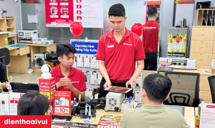 Sau khi thay k&iacute;nh cảm ứng mới, kỹ thuật vi&ecirc;n kiểm tra to&agrave;n bộ c&aacute;c chức năng