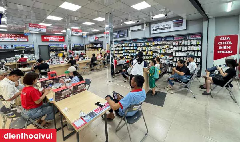 Đội ngũ nh&acirc;n vi&ecirc;n tận t&acirc;m, lu&ocirc;n sẵn s&agrave;ng hỗ trợ kh&aacute;ch h&agrave;ng