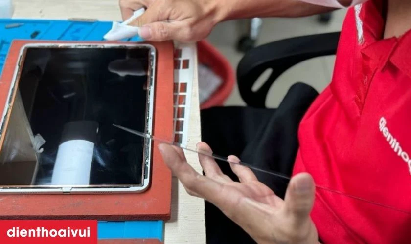 Những lưu &yacute; trước khi thay k&iacute;nh cảm ứng iPad Pro 9.7