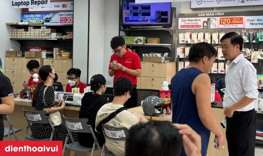 Kh&aacute;ch h&agrave;ng nhận lại iPad Pro 9.7 để kiểm tra lần cuối
