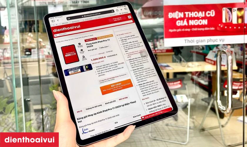Nh&acirc;n vi&ecirc;n b&agrave;n giao lại iPad để kh&aacute;ch h&agrave;ng kiểm tra lần cuối