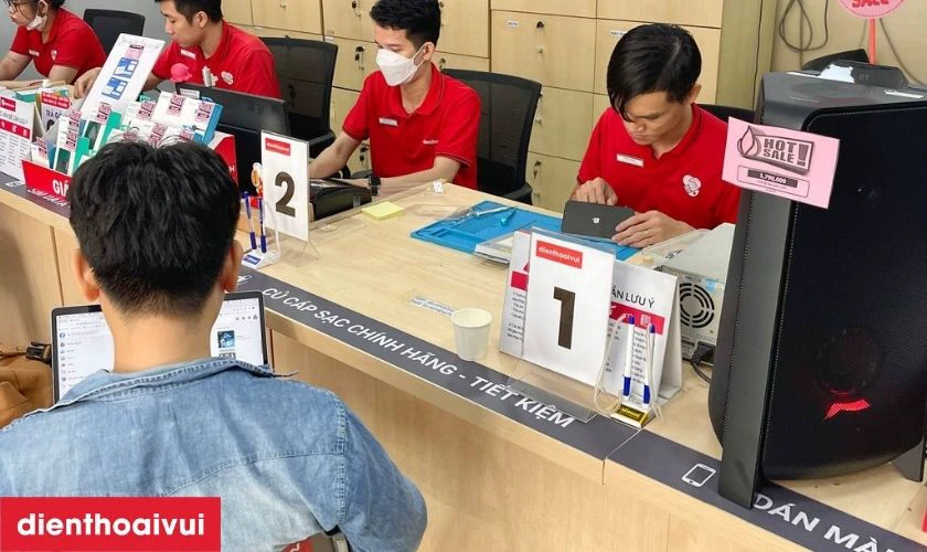 Dịch vụ thay k&iacute;nh cảm ứng iPhone 11 ch&iacute;nh h&atilde;ng Orizin lấy liền tại Điện Thoại Vui