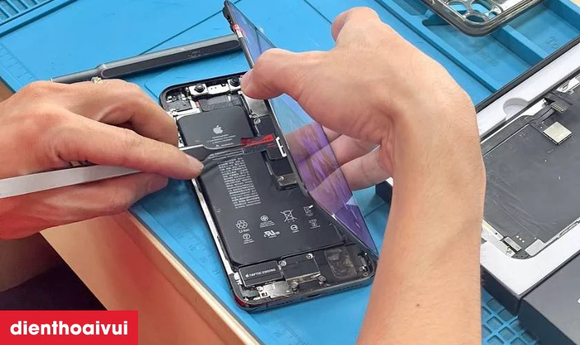 Quy tr&igrave;nh thay k&iacute;nh cảm ứng iPhone 12 Pro Max ch&iacute;nh h&atilde;ng Feaglet tại Điện Thoại Vui