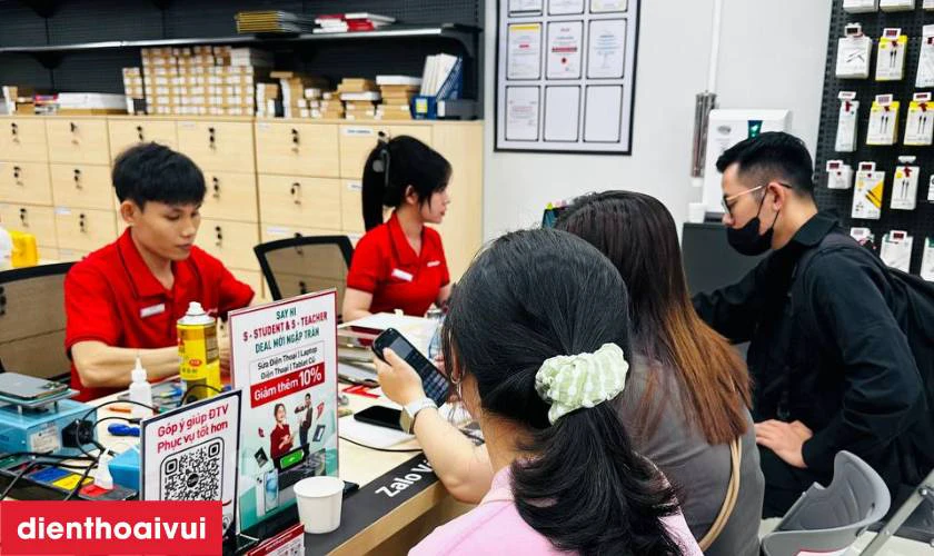 Quy tr&igrave;nh thay k&iacute;nh cảm ứng iPhone 14 Plus ch&iacute;nh h&atilde;ng Feaglet tại Điện Thoại Vui