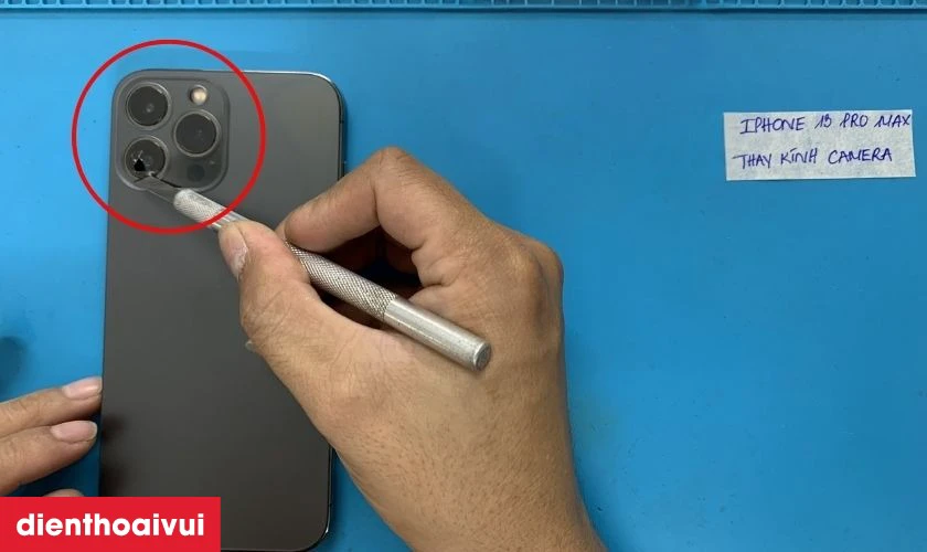 Thay k&iacute;nh camera iPhone 13 Pro Max gi&uacute;p khắc phục lỗi k&iacute;nh camera hiệu quả