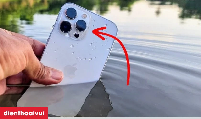 Điện thoại bị v&ocirc; nước g&acirc;y hư hỏng k&iacute;nh, bung keo k&iacute;nh camera iPhone 13 Pro Max