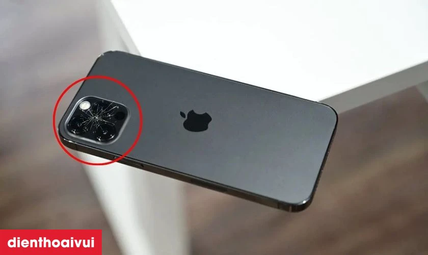 K&iacute;nh camera bị nứt vỡ ảnh hưởng đến chất lượng ảnh quay chụp