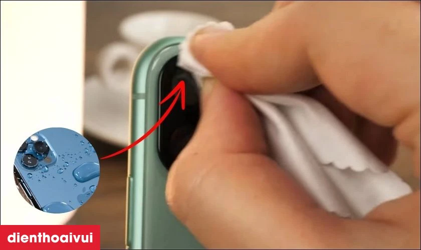 K&iacute;nh bị v&ocirc; nước g&acirc;y n&ecirc;n hiện tượng hơi mờ ở mặt k&iacute;nh camera
