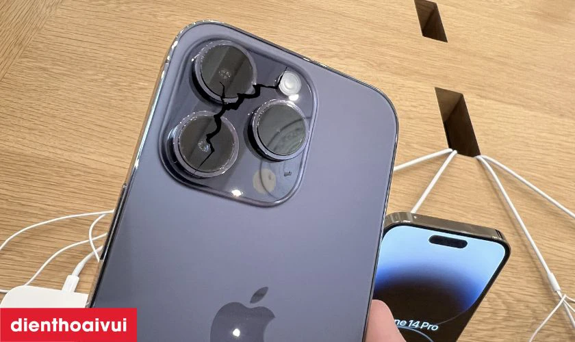 Va đập mạnh hoặc rơi rớt&nbsp;l&agrave;m k&iacute;nh camera nứt