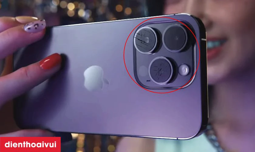 K&iacute;nh camera bị trầy xước, nứt vỡ