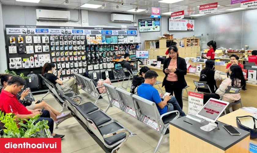 Dịch vụ thay k&iacute;nh camera iPhone 15 Plus viền d&agrave;y 1X ch&iacute;nh h&atilde;ng, lấy liền tại Điện Thoại Vui