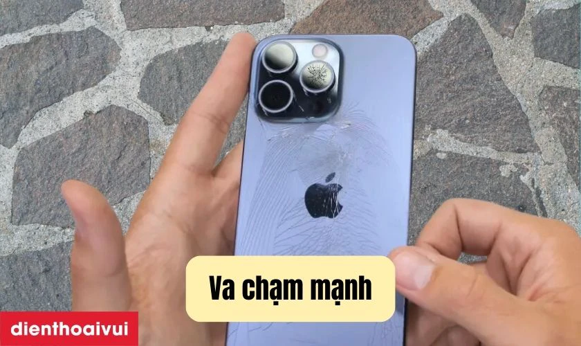 Va chạm mạnh l&agrave;m k&iacute;nh camera nứt, vỡ