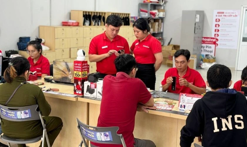 Quy tr&igrave;nh thay k&iacute;nh camera iPhone 15 Pro Max viền mỏng minh bạch lấy liền tại Điện Thoại Vui