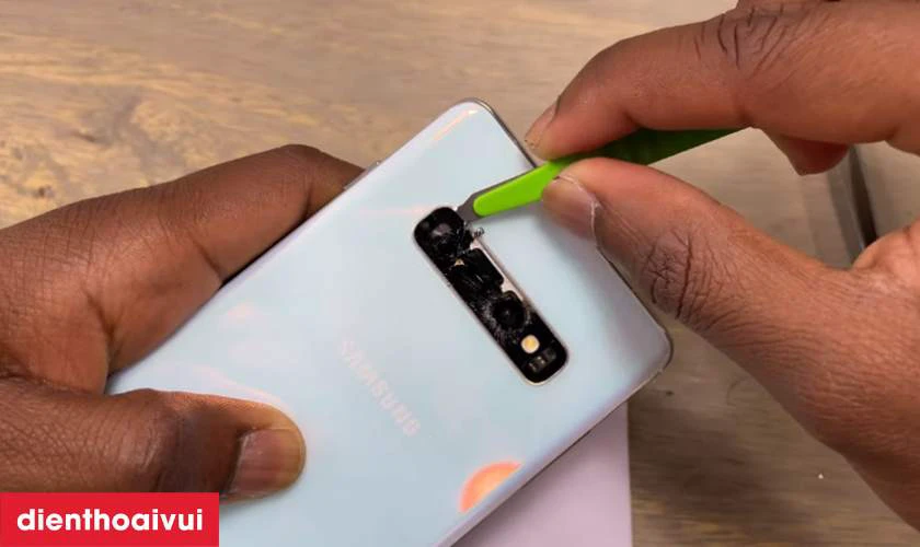 Thay k&iacute;nh camera Samsung Galaxy S10 Plus l&agrave; g&igrave;?