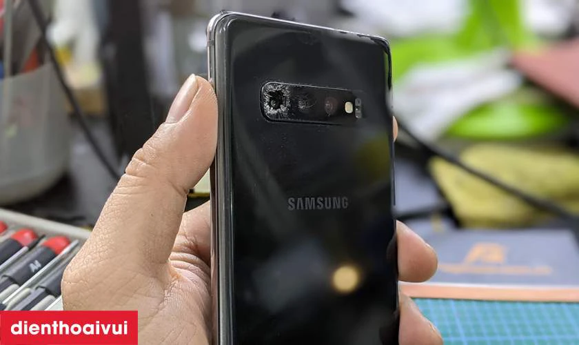 Khi n&agrave;o bạn n&ecirc;n thay k&iacute;nh camera Samsung Galaxy S10 Plus
