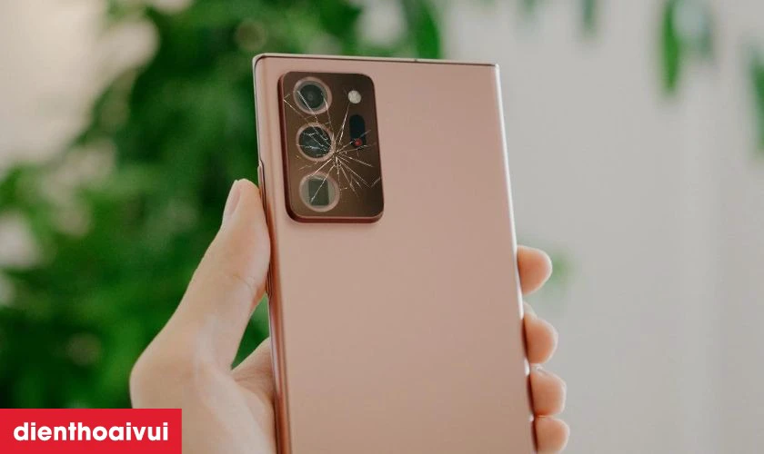 K&iacute;nh camera c&oacute; vết nứt, trầy xước ảnh hưởng đến chất lượng quay chụp