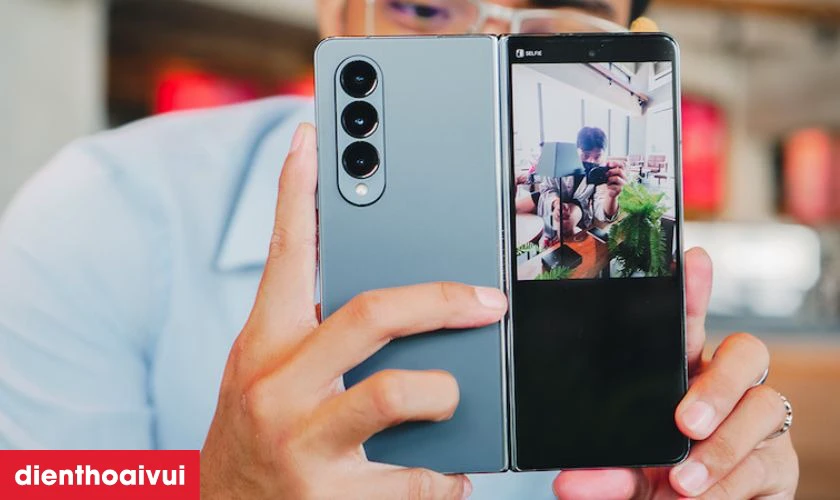 Thiết kế gập g&acirc;y &aacute;p lực l&ecirc;n camera dẫn đến hư hỏng k&iacute;nh cần thay mới