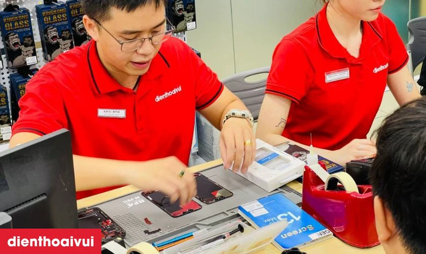 Kỹ thuật vi&ecirc;n thay mới k&iacute;nh camera Samsung Z Fold 4 dưới sự quan s&aacute;t của kh&aacute;ch h&agrave;ng