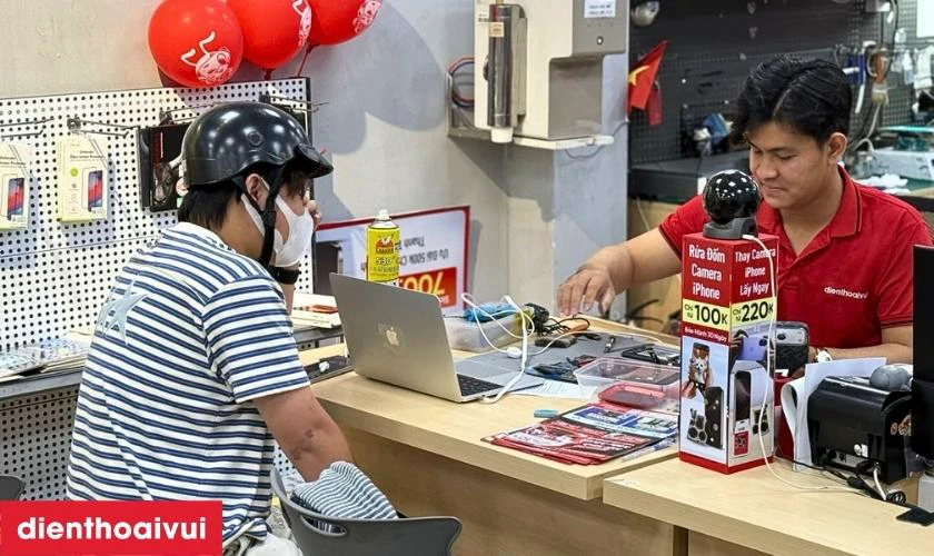 Quy tr&igrave;nh thay k&iacute;nh camera sau tại Điện Thoại Vui