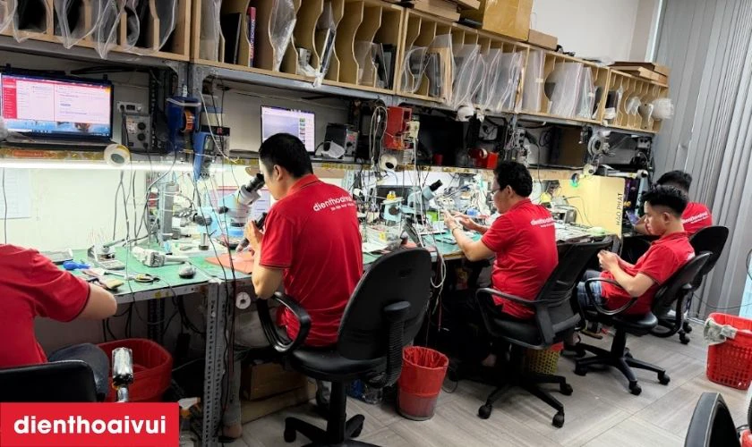 Quy tr&igrave;nh thay k&iacute;nh camera sau điện thoại iPhone chuy&ecirc;n nghiệp tại Điện Thoại Vui