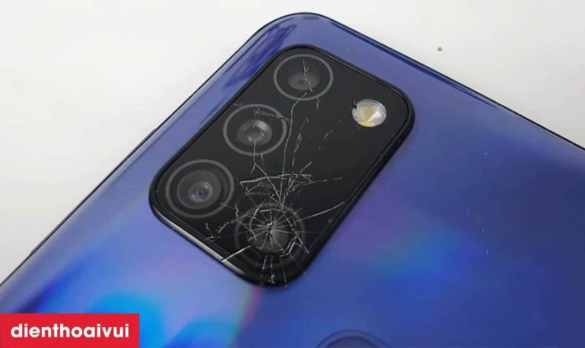 Khi n&agrave;o cần thay k&iacute;nh camera sau điện thoại Samsung?