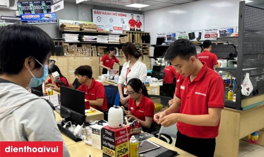 Địa chỉ thay k&iacute;nh camera sau điện thoại Samsung ở HCM v&agrave; H&agrave; Nội?