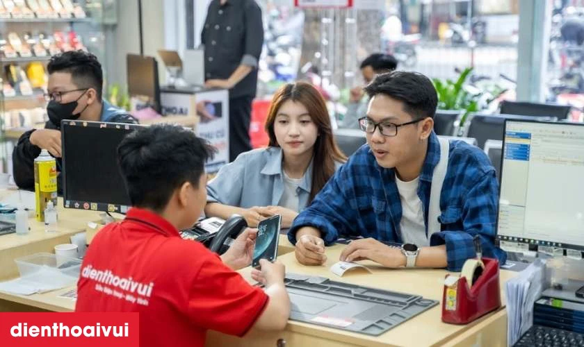 Quy tr&igrave;nh thay k&iacute;nh camera sau iPhone 11 chuy&ecirc;n nghiệp