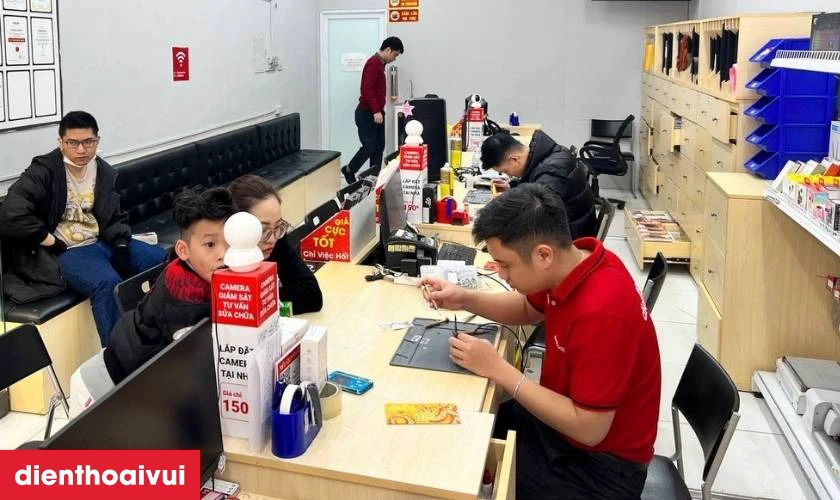 Quy tr&igrave;nh thay k&iacute;nh camera sau iPhone 12 Pro Max viền d&agrave;y minh bạch lấy liền tại Điện Thoại Vui