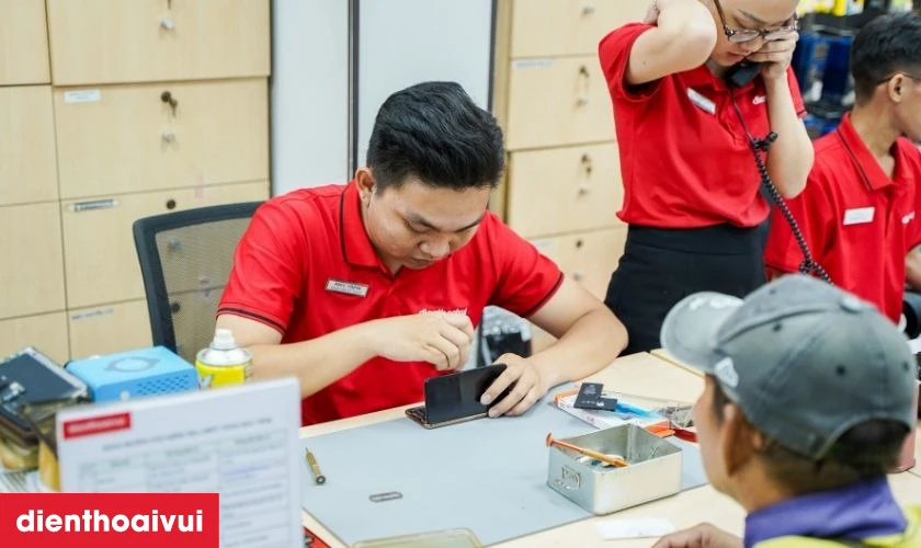 Quy tr&igrave;nh thay k&iacute;nh camera sau iPhone 13 chuy&ecirc;n nghiệp