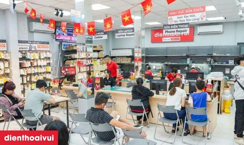 Thay k&iacute;nh camera sau iPhone 13 ở đ&acirc;u ch&iacute;nh h&atilde;ng