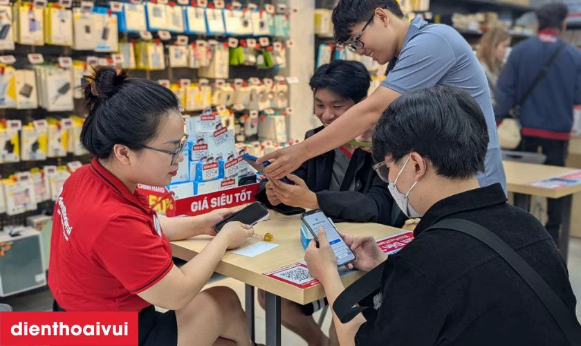 Dịch vụ thay k&iacute;nh camera sau 15 Pro Max ch&iacute;nh h&atilde;ng, lấy liền tại Điện Thoại Vui