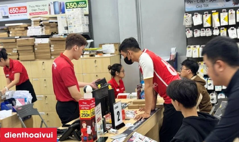 Thay k&iacute;nh camera sau iPhone 17 Pro ở đ&acirc;u ch&iacute;nh h&atilde;ng?