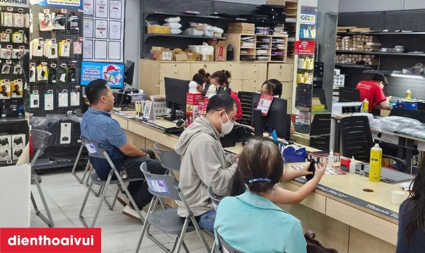 B&agrave;n giao cho kh&aacute;ch h&agrave;ng sau khi thay xong