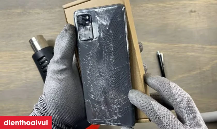 Khi n&agrave;o bạn n&ecirc;n thay k&iacute;nh lưng Safety Samsung S20