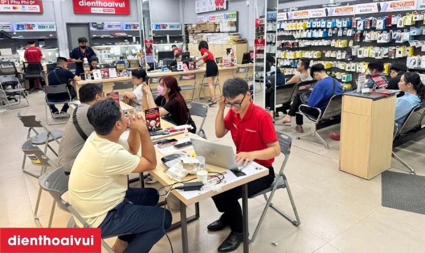 Ưu điểm khi thay k&iacute;nh lưng tại Điện Thoại Vui