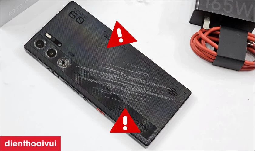Dấu hiệu cần thay k&iacute;nh lưng mới cho điện thoại Nubia