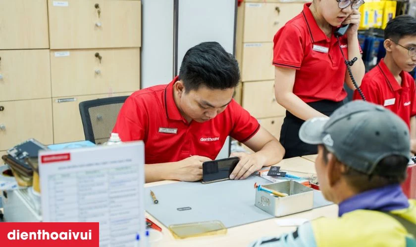 Quy tr&igrave;nh thay k&iacute;nh lưng điện thoại Realme lấy ngay
