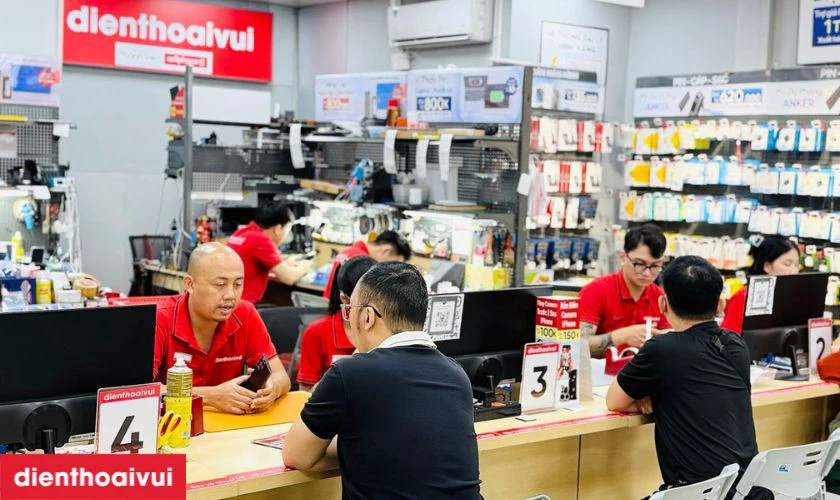 thay k&iacute;nh lưng điện thoại