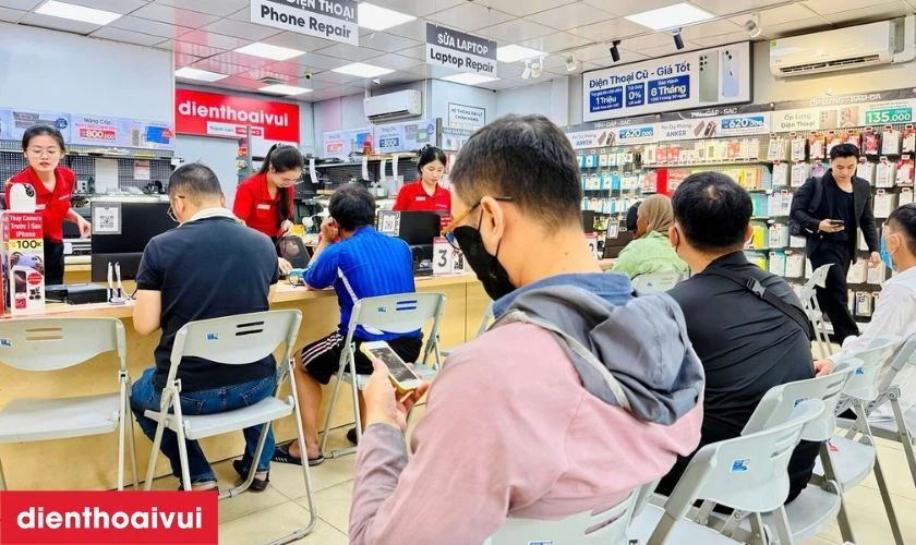 Dịch vụ thay k&iacute;nh lưng iPhone 12 nhanh ch&oacute;ng, uy t&iacute;n tại Điện Thoại Vui
