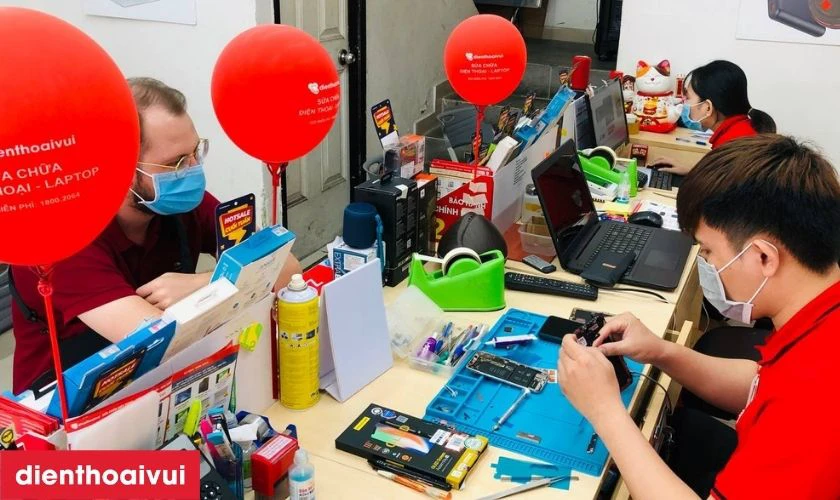 Cửa h&agrave;ng thay k&iacute;nh lưng iPhone 12 ch&iacute;nh h&atilde;ng Aries lấy liền tại Điện Thoại Vui