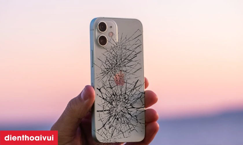 Khi n&agrave;o bạn cần thay k&iacute;nh lưng iPhone 12 Mini?