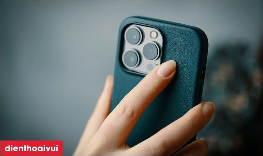 Mẹo bảo vệ k&iacute;nh lưng iPhone 12 Pro khỏi trầy xước