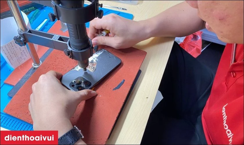 Thay k&iacute;nh lưng iPhone 12 Pro tại Điện Thoại Vui gi&aacute; tốt, lấy liền