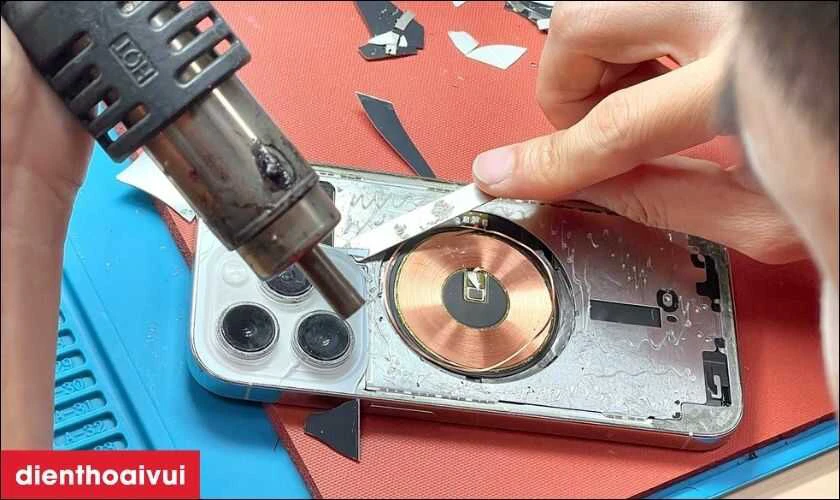 C&oacute; n&ecirc;n tự thay mặt lưng điện thoại tại nh&agrave; hay kh&ocirc;ng?