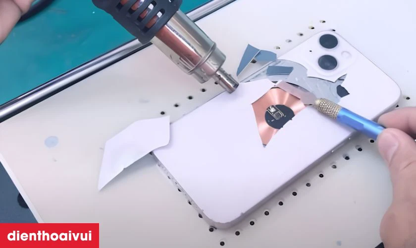 Thay kính lưng iPhone 13 Mini là gì?